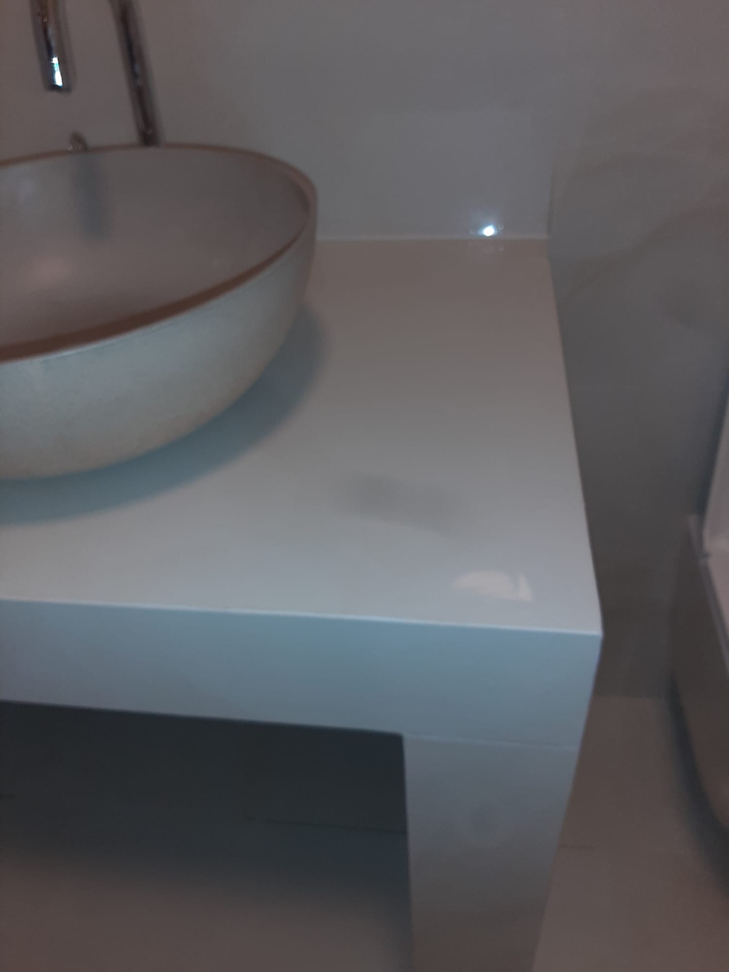 Samostatné WC se závěsnou toaletou a umyvadlem