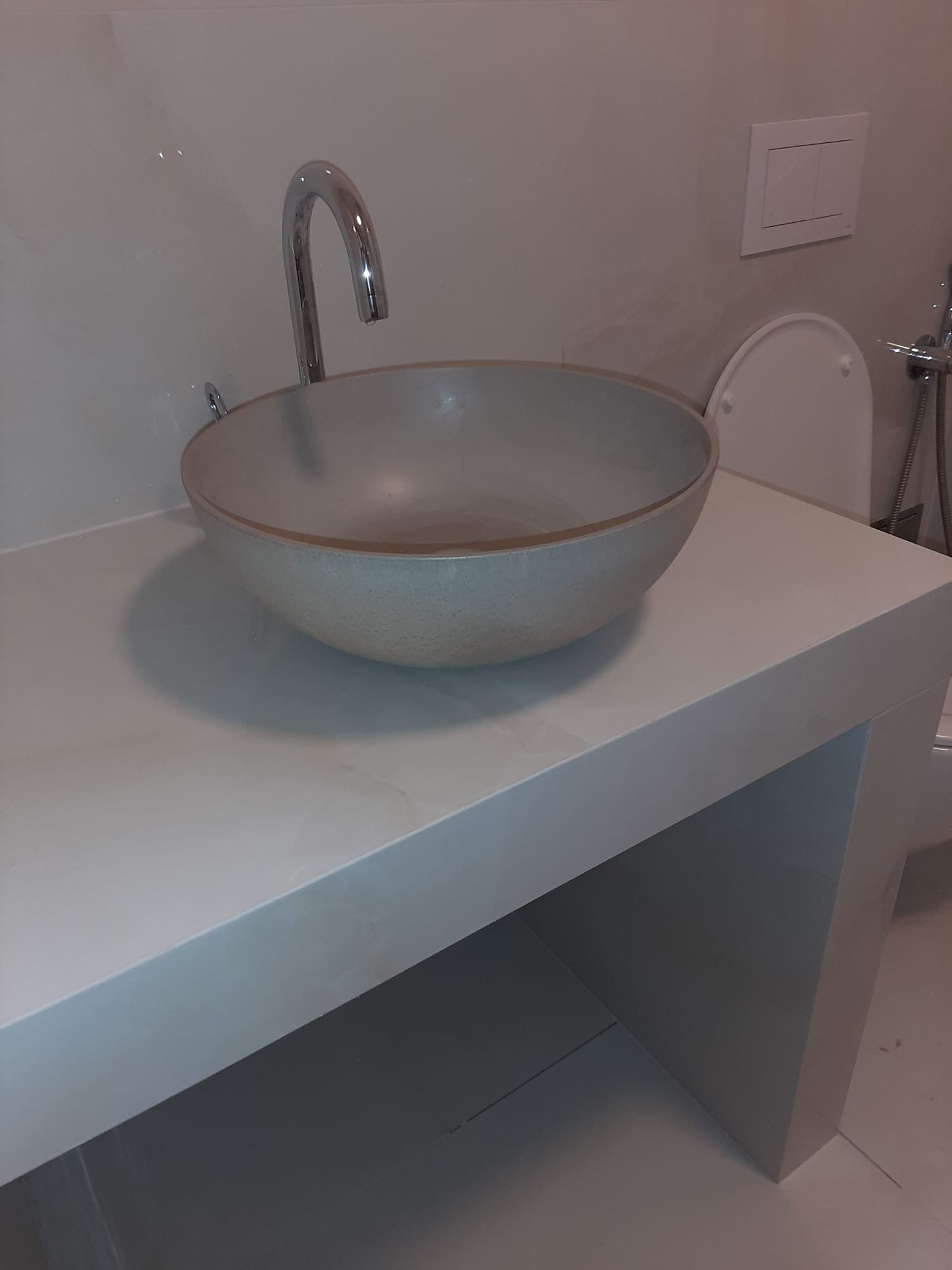 Detail kamenného umyvadla na desce na míru